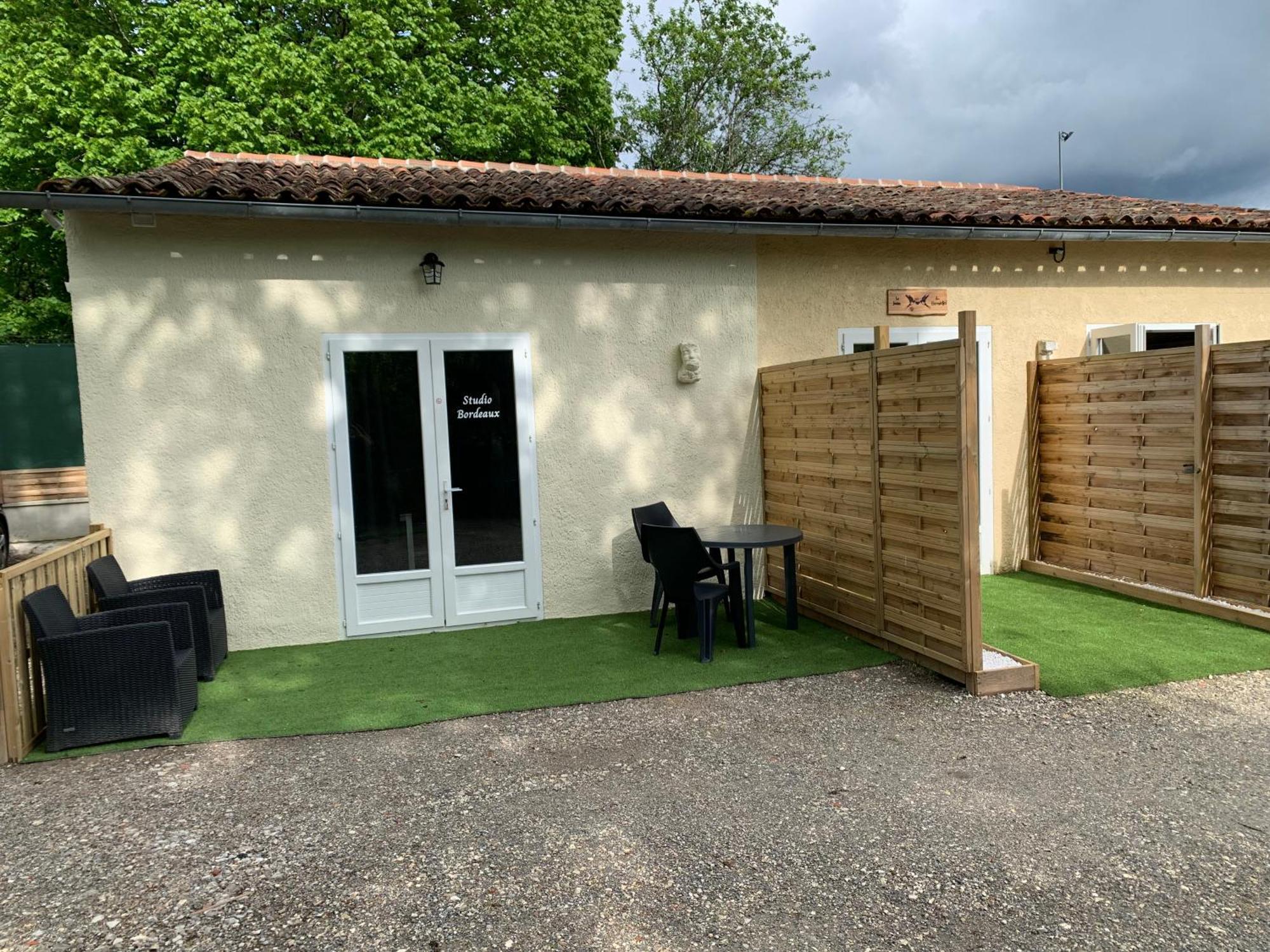 Blanzaguet-Saint-Cybard Chambre D'Hotes Naturiste Le Jardin Des Hirondelles المظهر الخارجي الصورة